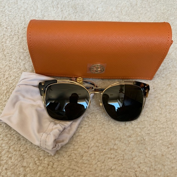 Tory Burch Accessories - Tory Burch Cat-eye Sunglasses